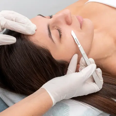 ull-circle-aesthtics-woman-getting-her-face-dermaplaned-square